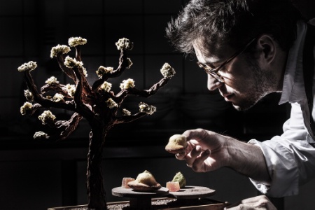 Adrien Descouls est passionné par le patrimoine culinaire. Il met en scène, ici, les pâtes de fruits.