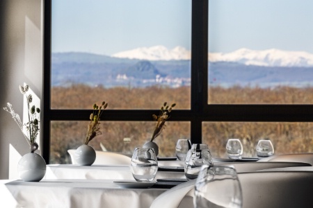 La vue panoramique est typique de cette partie de l'Auvergne, elle est source d'inspiration pour le chef.