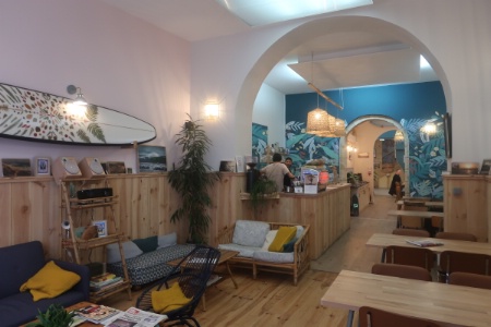 Un lieu cosy qui allie plats sains, culture surf et yoga. La fresque a été réalisée par le Studio Mash. Un lieu cosy qui allie plats sains, culture surf et yoga. La fresque a été réalisée par le Studio Mash.