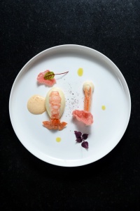 Quenelle de langoustines, champignons sauvages et émulsion de tête perlée à l'huile de noisette. Quenelle de langoustines, champignons sauvages et émulsion de tête perlée à l'huile de noisette.