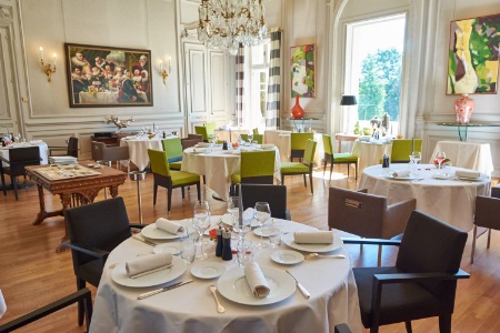 Le restaurant Saisons est situé dans le Château du Parc du Vivier, construit en 1890 par une famille de soyeux lyonnais.