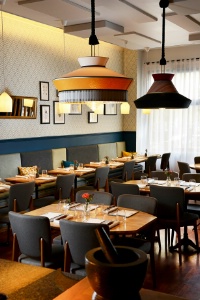 Livres de cuisine, carnets de voyages, objets chinés, bocaux de légumes fermentés… La décoration du restaurant illustre les passions communes du couple.