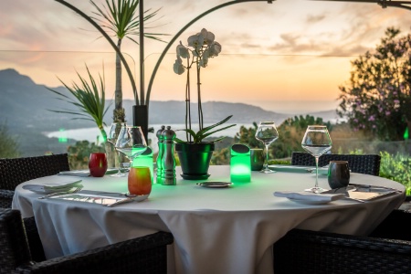 La plupart des services se déroulent sur la terrasse qui surplombe la baie de Calvi.