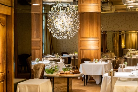 La salle du restaurant du Grand Hôtel du Lion d'Or, en Sologne.