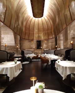 La salle de restaurant se situe dans une chapelle du XIIe siècle, métamorphosée par le designer Patrick Jouin.