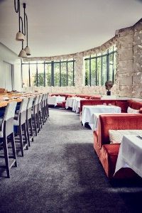 Dans la salle de L'Abysse : mur en céramique de l'artiste américain William Coggin, comptoir en bois signé Kostia et vue sur les jardins du Pavillon Ledoyen.