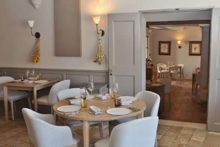 Le restaurant est composé de deux salles, un patio et une grande terrasse.