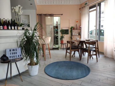 Une partie de la salle du restaurant Pure & V.