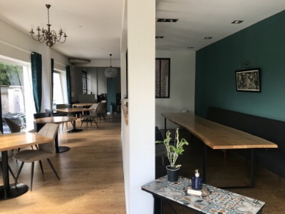 La salle du restaurant peut accueillir jusqu'à 30 personnes.