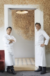 Yannick Alléno et Yasunari Okazaki devant l'assemblage de 80 000 baguettes, réalisé par le plasticien japonais Tadashi Kawamata.