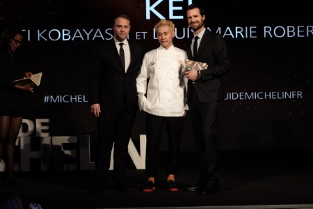 De gauche à droite : Louis-Marie Robert, directeur de salle, Kei Kobayashi et Gwendal Poullennec, directeur international des guides Michelin.