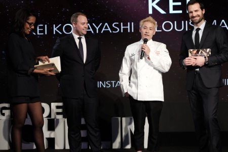 Audrey Pulvar, Louis-Marie Robert, directeur de salle, Kei Kobayashi et Gwendal Poullennec, lors de la cérémonie des étoiles au Pavillon Gabriel à Paris. Audrey Pulvar, Louis-Marie Robert, directeur de salle, Kei Kobayashi et Gwendal Poullennec, lors de la cérémonie des étoiles au Pavillon Gabriel à Paris.