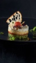 Pressé de tourteau, oeuf brouillé, avocat et tomates confites