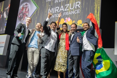 Mauro Colagreco et son équipe à la première place du 50 Best en 2019. Mauro Colagreco et son équipe à la première place du 50 Best en 2019.