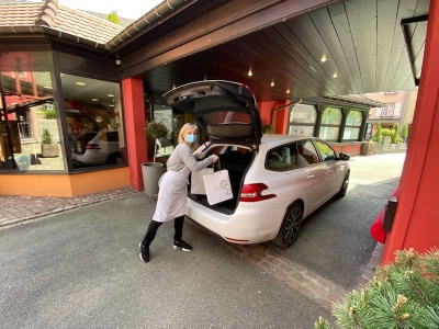 La commande est déposée dans le coffre. La commande est déposée dans le coffre.