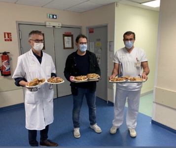 Michel Sarran a distribué des croque-monsieurs à la truffe au service pneumologie de l'Hôpital Larrey à Toulouse.