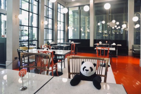 Des pandas en peluche à table Des pandas en peluche à table