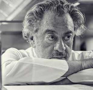 Le chef Bruno Verjus voit son offre comme une forme de militantisme pour ne pas laisser la grande distribution confisquer toute l'offre alimentaire de cette crise. Le chef Bruno Verjus voit son offre comme une forme de militantisme pour ne pas laisser la grande distribution confisquer toute l'offre alimentaire de cette crise.