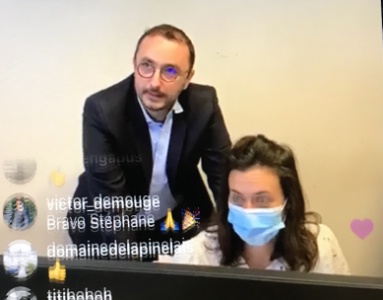 Stéphane Manigold et son avocat, Maître Anaďs Sauvagnac, dans l'attente de la décision du tribunal de commerce en visioconférence. Stéphane Manigold et son avocat, Maître Anaďs Sauvagnac, dans l'attente de la décision du tribunal de commerce en visioconférence.