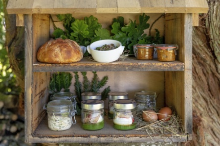 L'une des anciennes ruches aménagée en garde-manger.