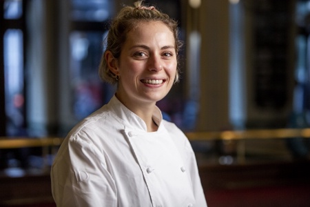 Charlotte Bringant, chef du restaurant Aux Lyonnais, et aujourd'hui chef de Naturaliste. Charlotte Bringant, chef du restaurant Aux Lyonnais, et aujourd'hui chef de Naturaliste.