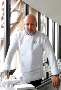 'Au Jules Verne, je privilégie une cuisine française, avec des produits français de saison', confie le chef Frédéric Anton. 'Au Jules Verne, je privilégie une cuisine française, avec des produits français de saison', confie le chef Frédéric Anton.