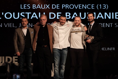 98942 Laurent Soustel, directeur de salle, Jean-André Charial, propriétaire de l'Oustau de Baumanière, Glenn Viel, chef, Brandon Dehan, chef pâtissier, et Gwendal Poullennec, directeur international des guides Michelin, lors de l'annonce des nouveaux étoilés, au Pavillon Gabriel à Paris.