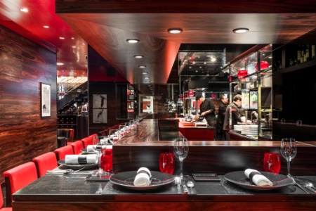 L'Atelier de Joël Robuchon Etoile a une capacité de 46 couverts.