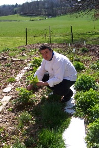 Sébastien Proux, dans son potager. Sébastien Proux, dans son potager.