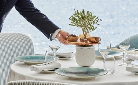Tapenade servie sur une planche en bois d'olivier et assiettes de présentation en céramique de Vallauris. Tapenade servie sur une planche en bois d'olivier et assiettes de présentation en céramique de Vallauris.