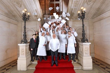 Guy Savoy avec son équipe du restaurant de la Monnaie de Paris. Guy Savoy avec son équipe du restaurant de la Monnaie de Paris.