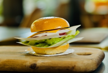 Le burger vu par le chef étoilé Akrame Benallal, qui s'intéresse de près à la streetfood.