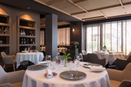 Le restaurant Gill à Rouen, longtemps considéré comme le 2 étoiles le moins cher de France. Le restaurant Gill à Rouen, longtemps considéré comme le 2 étoiles le moins cher de France.