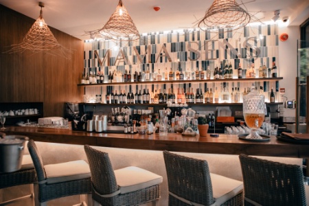 Le bar de Mama Sens retranscrit l'atmosphère accueillante et relax voulue par les frères Pourcel. Le bar de Mama Sens retranscrit l'atmosphère accueillante et relax voulue par les frères Pourcel.