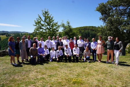 Les partenaires et chefs autour du candidat France au Bocuse d'Or Davy Tissot à Chaudes-Aigues.