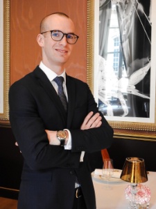 Hugues Abram, directeur de salle du Pressoir d'Argent: 'mon type de management, c'est être respecté par l'exemple' Hugues Abram, directeur de salle du Pressoir d'Argent: 'mon type de management, c'est être respecté par l'exemple'