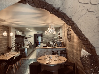 Quai d'en Face, côté intérieur, dans un ancien chai sur le port de Sète Quai d'en Face, côté intérieur, dans un ancien chai sur le port de Sète