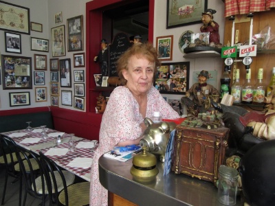 Figure du quartier, Muriel Ferrari est installée depuis 17 ans dans son bouchon lyonnais. Figure du quartier, Muriel Ferrari est installée depuis 17 ans dans son bouchon lyonnais.