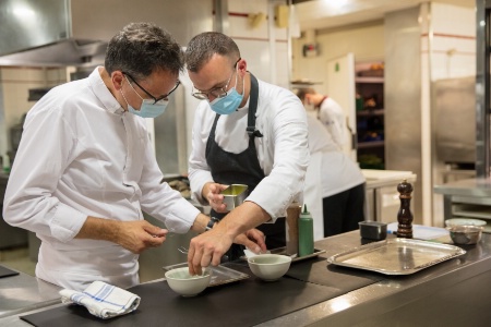 En cuisine, l'ensemble de l'équipe autour du chef Patrick Bertron a adopté les nouvelles dispositions sanitaires imposant le masque. En cuisine, l'ensemble de l'équipe autour du chef Patrick Bertron a adopté les nouvelles dispositions sanitaires imposant le masque.