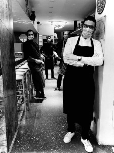 Le chef étoilé Akrame Benallal et sa brigade, prêts pour l'après-Covid.