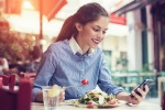 Manger seul : une tendance et une aubaine pour les restaurateurs