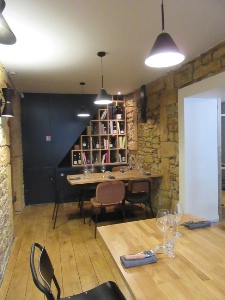 Le restaurant offre un cadre sobre et épuré, en accord avec la cuisine proposée. Le restaurant offre un cadre sobre et épuré, en accord avec la cuisine proposée.
