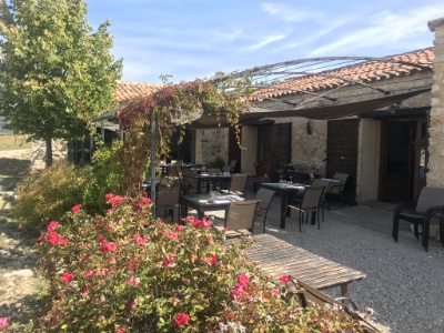 La terrasse du bistrot de Lagarde est souvent balayée par les rafales de vent