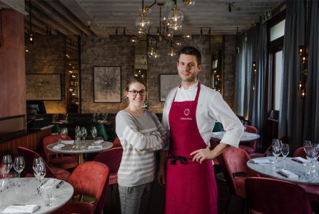 La chef Emily Roux et son mari Diego Ferrari, dans leur restaurant Caractère, à Londres.