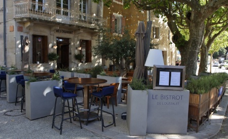 Avec un esprit bistrot haut de gamme, L'Oustalet peut accueillir plus de clients qu'en version gastronomique. Avec un esprit bistrot haut de gamme, L'Oustalet peut accueillir plus de clients qu'en version gastronomique.