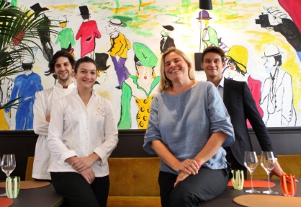 Devant une partie de la fresque signée Hippolyte Romain, Agathe Richou et Isabelle Strasser, Camille Lacome et Alexandre Freguin. Devant une partie de la fresque signée Hippolyte Romain, Agathe Richou et Isabelle Strasser, Camille Lacome et Alexandre Freguin.