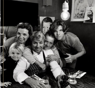 Isabelle et Edouard Loubet et leurs trois enfants. Isabelle et Edouard Loubet et leurs trois enfants.