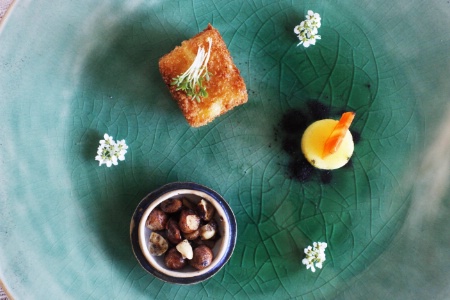 Le plat principal est composé d'une purée de carottes jaunes et gingembre avec des croquettes de maïs.