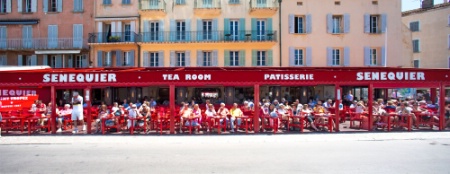 Le Café Sénéquier a rouvert ses portes le 25 août avec un protocole sanitaire strict et une terrasse agrandie. Le Café Sénéquier a rouvert ses portes le 25 août avec un protocole sanitaire strict et une terrasse agrandie.