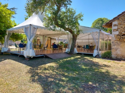 30 couverts sont disponibles sous le chapiteau, monté dans le jardin.